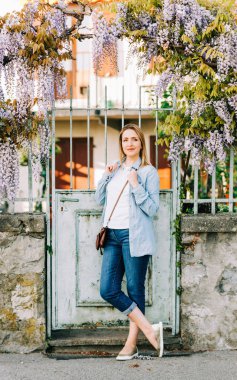 Gömlek ve koyu kot kırpılmış kot giyen zarif genç kadının Bahar portre