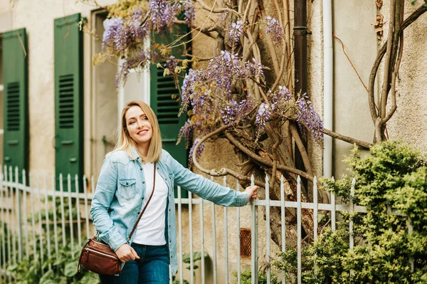 Wiosenny Portret Eleganckiej Młodej Kobiety Noszący Dżinsową Koszulę — Zdjęcie stockowe