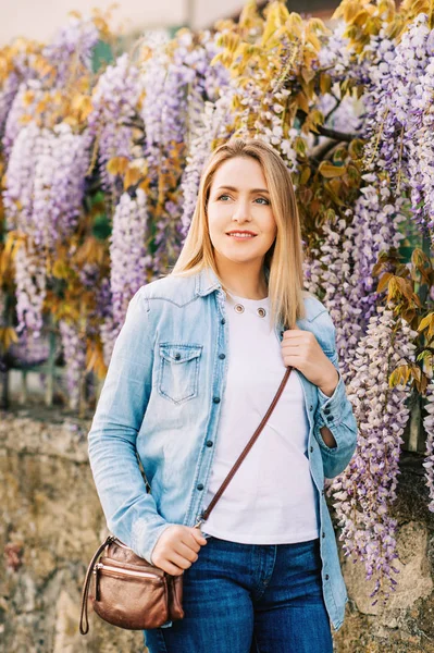 Lente Portret Van Elegante Jonge Vrouw Dragen Denim Overhemd — Stockfoto