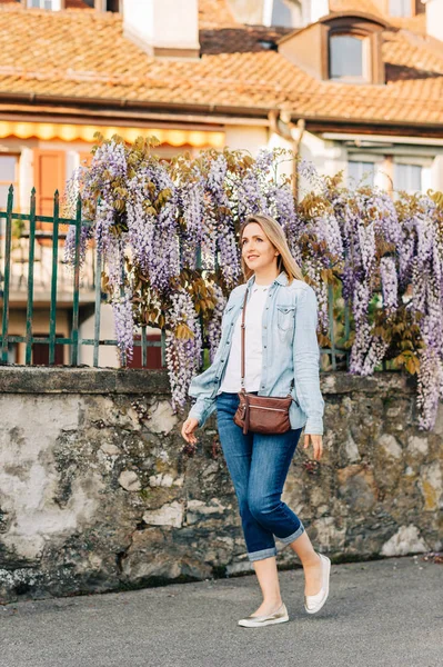 Spring Portrait Elegant Young Woman Wearing Shirt Dark Denim Cropped — Stock Photo, Image