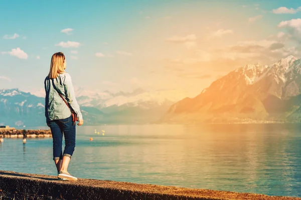 Utomhus Porträtt Lycklig Ung Kvinna Avkopplande Vid Sjön Trevlig Solig — Stockfoto