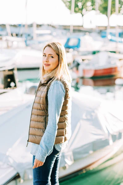 Retrato Moda Aire Libre Una Hermosa Joven Posando Junto Lago — Foto de Stock