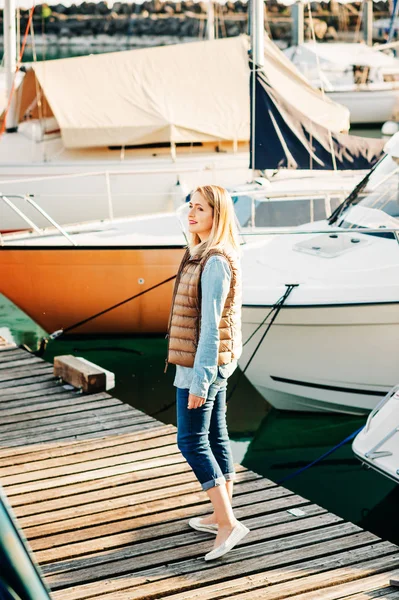 Outdoor Fashion Portrait Beautiful Young Woman Posing Lake Small Port — Stock Photo, Image