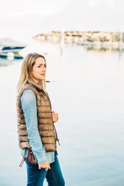 Outdoor Mode Porträt Der Schönen Jungen Frau Posiert See Einem — Stockfoto