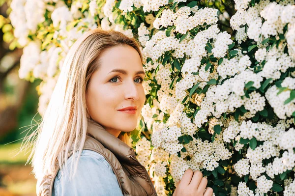Wiosna Bliska Portret Całkiem Młodej Kobiety Pozowanie Zewnątrz Ogrodzie Kwiatowym — Zdjęcie stockowe