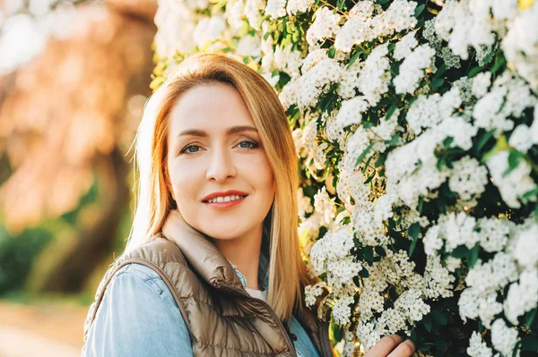 Lente Close Portret Van Mooie Jonge Vrouw Poseren Buiten Bloementuin — Stockfoto