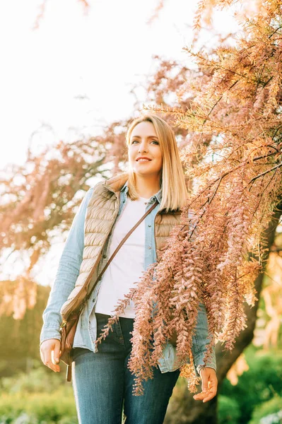 Lente Portret Van Elegante Jonge Vrouw Dragen Denim Overhemd — Stockfoto