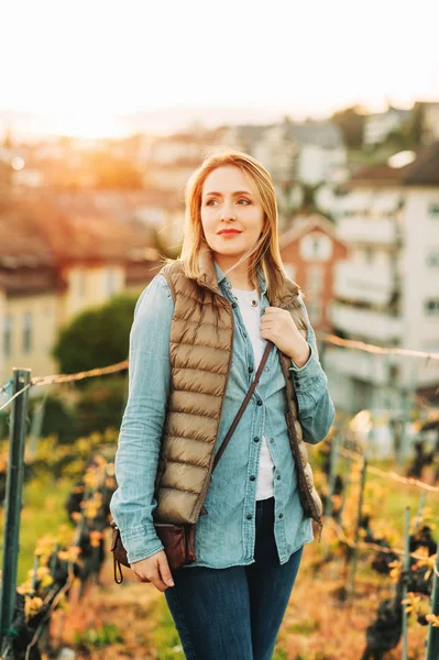 Młoda Kobieta Wędrówki Winnic Lavaux Zachodzie Słońca Wczesną Wiosną — Zdjęcie stockowe