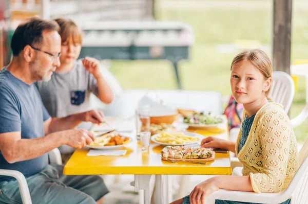 Familia Almorzando Afuera Una Terraza Fondo Con Comida — Foto de Stock
