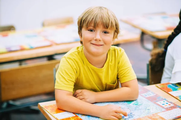 Indoor Close Portret Van Een Schattige Kleine Jongen Een Klaslokaal — Stockfoto