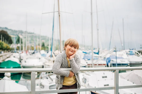 Odkryty Portret Cute Little Boy Spędzić Dzień Nad Jeziorem — Zdjęcie stockowe