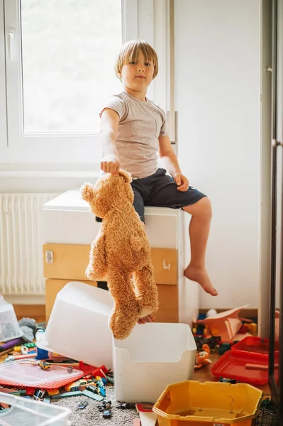 Retrato Interno Uma Criança Brincando Quarto Muito Confuso Jogando Ursinho — Fotografia de Stock