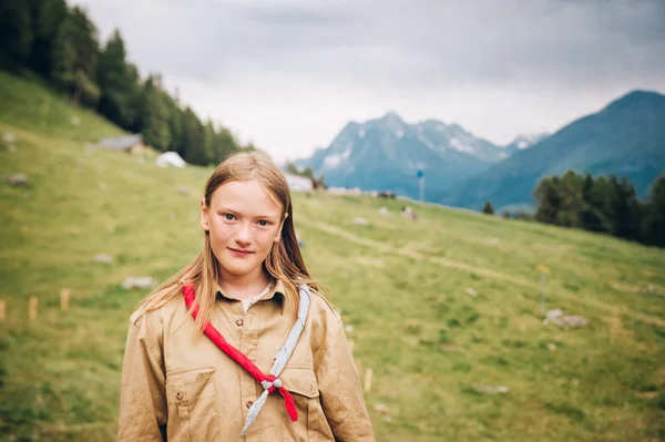 Happy Little Scout Girl Korzystających Letni Obóz Górach — Zdjęcie stockowe