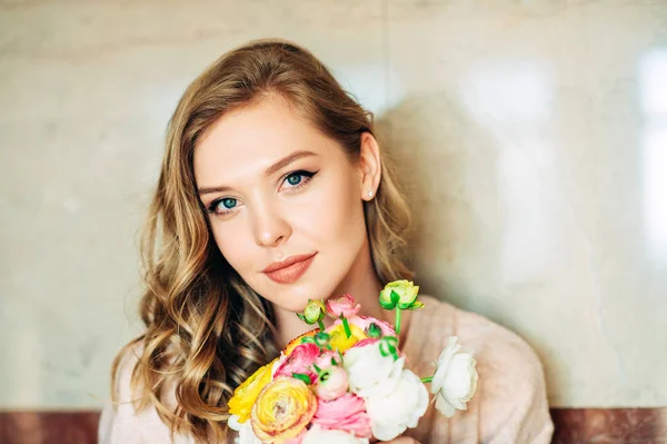 Renkli Buttercup Çiçekler Tutan Güzel Genç Kadın Portresi — Stok fotoğraf