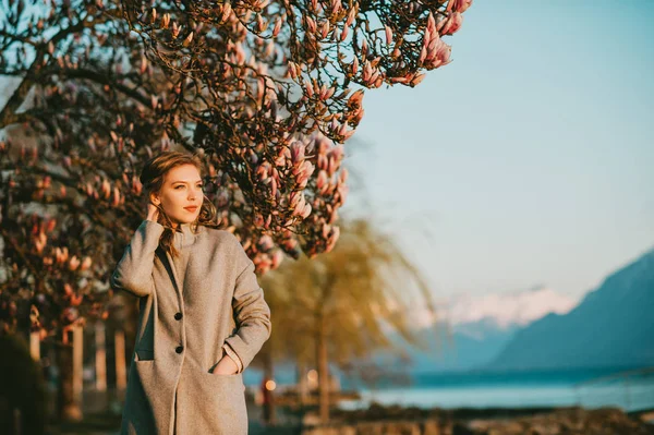 Sokakta Poz Veren Gri Ceket Giyen Genç Kadının Açık Hava — Stok fotoğraf