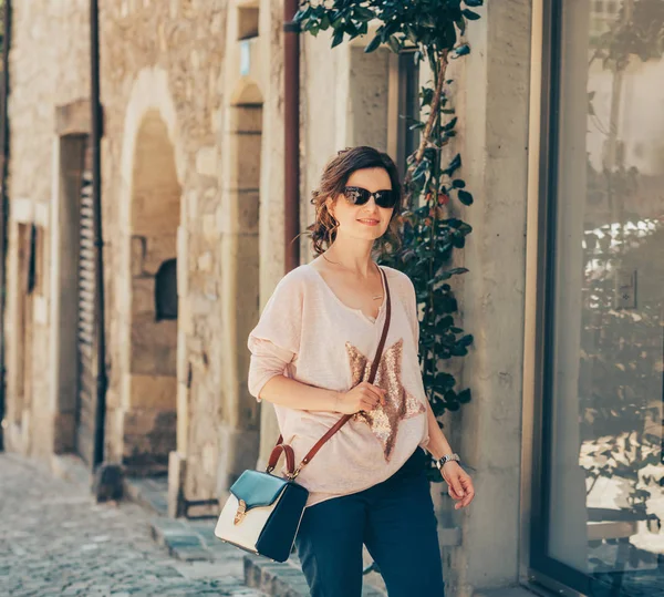 Outdoor Portrait Beautiful Woman Wearing Pink Pullover Croos Body Bag — Stock Photo, Image