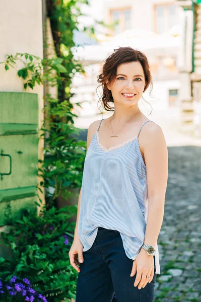 Portrait Extérieur Belle Jeune Femme Aux Cheveux Foncés — Photo