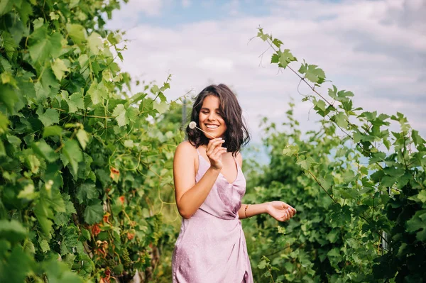 Letni Portret Szczęśliwej Młodej Kobiety Wędrówki Winjardach — Zdjęcie stockowe