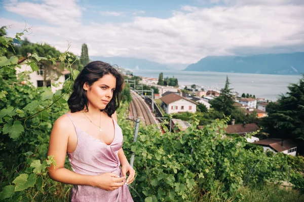 Sommerporträt Einer Hübschen Jungen Frau Weinberg Bei Sonnenuntergang Mit Blick — Stockfoto