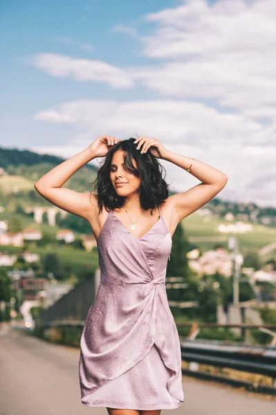 Giovane Donna Felice Che Balla Strada Indossa Abiti Viola Felicità — Foto Stock