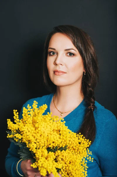 Portrait Printanier Belle Femme Aux Fleurs Jaunes Mimosa — Photo