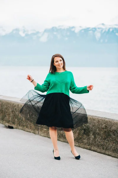 Außenporträt Einer Schönen Frau Mit Grünem Pullover Schwarzem Rock Und — Stockfoto