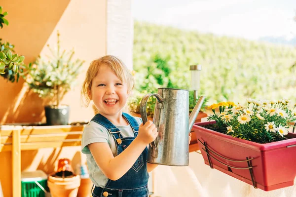 Rozkošné Let Stará Holčička Zalévání Žlutých Květin Slunném Balkónu Domácí — Stock fotografie