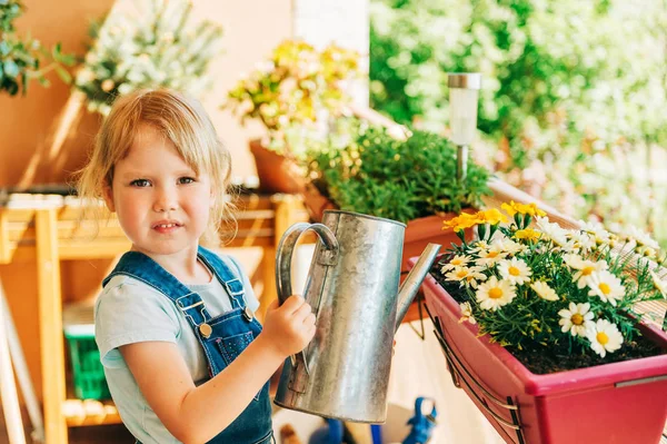 Rozkošné Let Stará Holčička Zalévání Žlutých Květin Slunném Balkónu Domácí — Stock fotografie