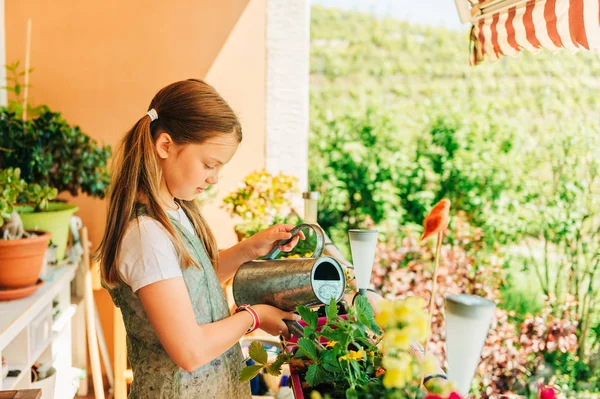 Schattig Kid Meisje Drenken Gele Daisy Bloemen Zonnige Balkon Huiswerk — Stockfoto