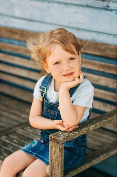 Portrait Extérieur Mignonne Petite Fille Assise Sur Banc Enfance Heureuse — Photo