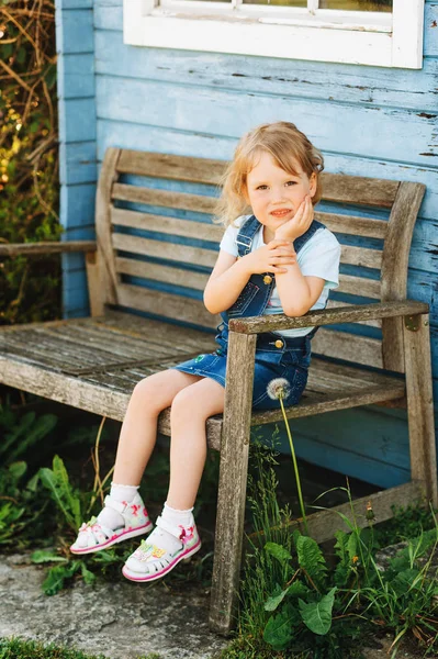 Außenporträt Des Niedlichen Kleinen Mädchens Auf Der Bank Glückliche Kindheit — Stockfoto