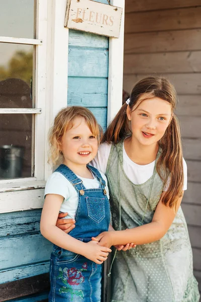 Retrato Livre Duas Irmãs Engraçadas Abraçando Rindo Infância Feliz Campo — Fotografia de Stock