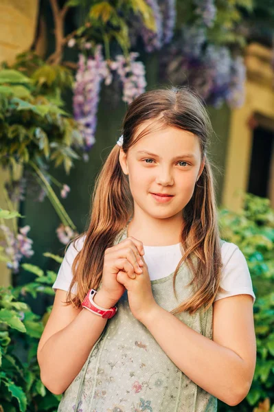 Odkryty Portret Cute Uczennica Stwarzających Wiosennym Ogrodzie Kwiaty Wisteria Tle — Zdjęcie stockowe