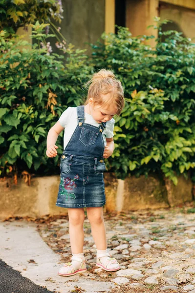 Außenporträt Des Süßen Kleinen Jährigen Mädchens Das Jeans Trägt — Stockfoto