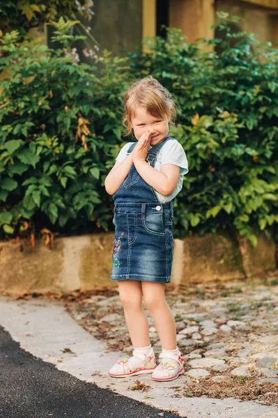 Sevimli Küçük Yaşındaki Kız Açık Hava Portresi Denim Pinafore Giyiyor — Stok fotoğraf