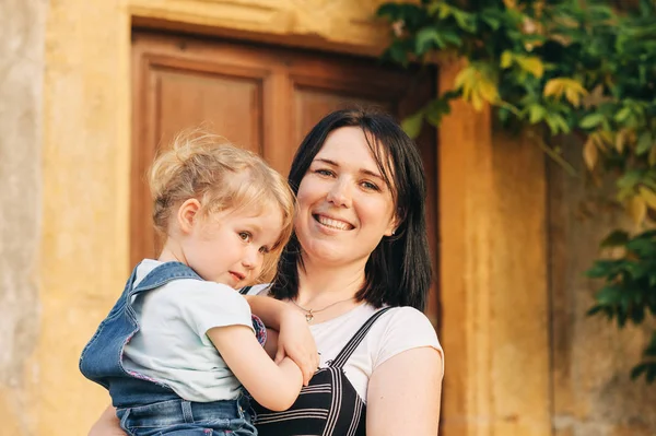 Joyeux Jeune Mère Tenant Petite Fille Dans Les Bras — Photo