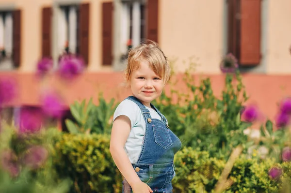 户外肖像可爱的小3 4岁的女孩 穿着牛仔披风 在花园里玩 — 图库照片