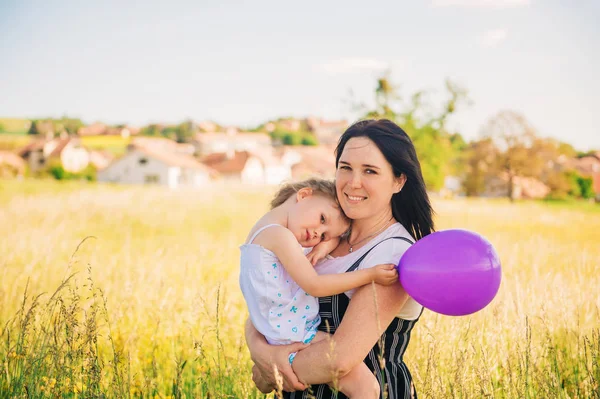 Šťastná Mladá Matka Drží Malou Dceru Náručí Uprostřed Krásného Letního — Stock fotografie