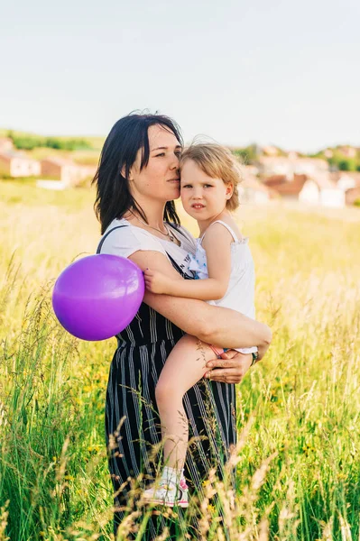 Šťastná Mladá Matka Drží Malou Dceru Náručí Uprostřed Krásného Letního — Stock fotografie