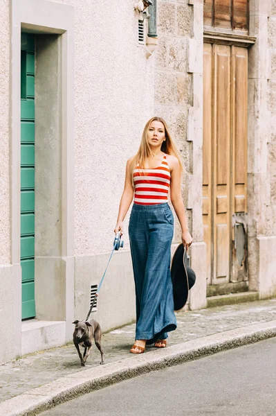 Joven Mujer Rubia Paseando Perro Calle Ciudad Vistiendo Chaleco Rayas — Foto de Stock