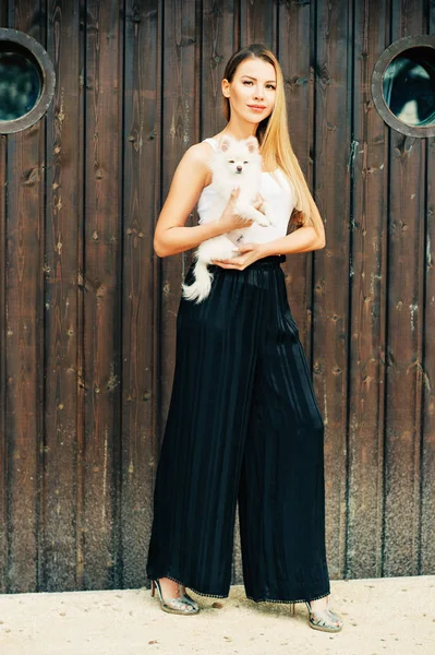 Buiten Portret Van Gelukkige Jonge Vrouw Holding Witte Pommeren Spitz — Stockfoto