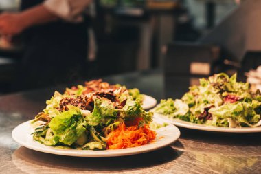 Mutfak masasında restoranda yemek siparişleri