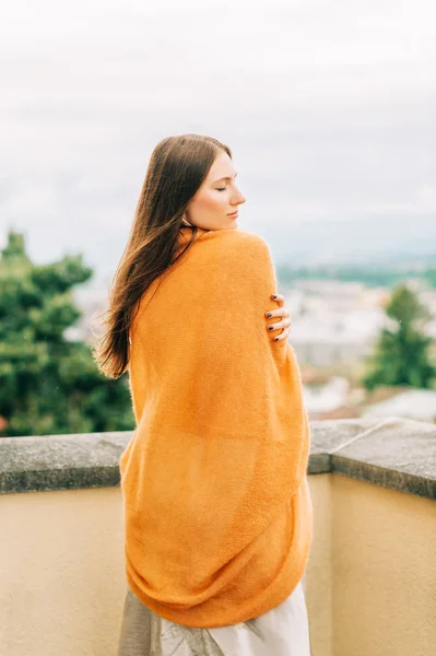 Retrato Romántico Una Hermosa Mujer Balcón Bajo Lluvia Verano Con — Foto de Stock