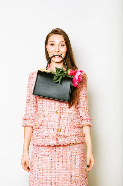 Retrato Moda Mulher Jovem Beautidul Vestindo Terno Tweed Rosa Segurando — Fotografia de Stock