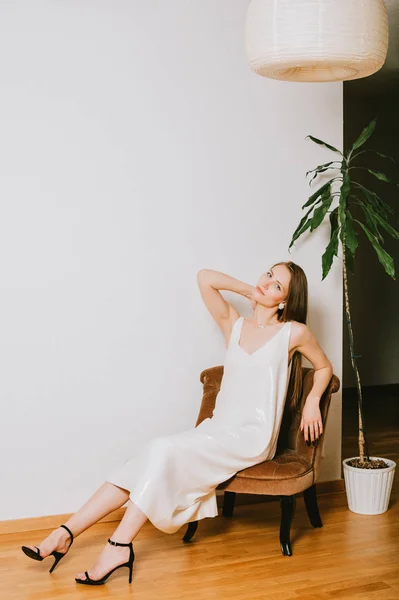 Uzun Beyaz Elbise Giyen Şık Genç Kadının Moda Portresi — Stok fotoğraf