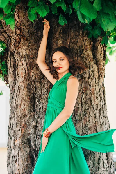 Piękna Azjatycka Kobieta Ubrana Zieloną Sukienkę Maxi Stwarzając Obok Starego — Zdjęcie stockowe