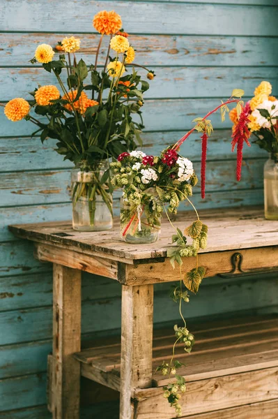 Jesienne Kwiaty Szklanych Słoikach Stojących Stole Zewnątrz — Zdjęcie stockowe