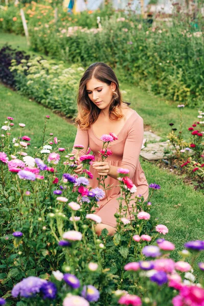 Ładna Młoda Kobieta Pracuje Jesiennym Ogrodzie Dziewczyna Dbająca Kolorowe Chryzantema — Zdjęcie stockowe