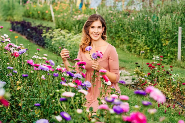 Hübsche Junge Frau Arbeitet Herbstlichen Garten Mädchen Kümmert Sich Bunte — Stockfoto