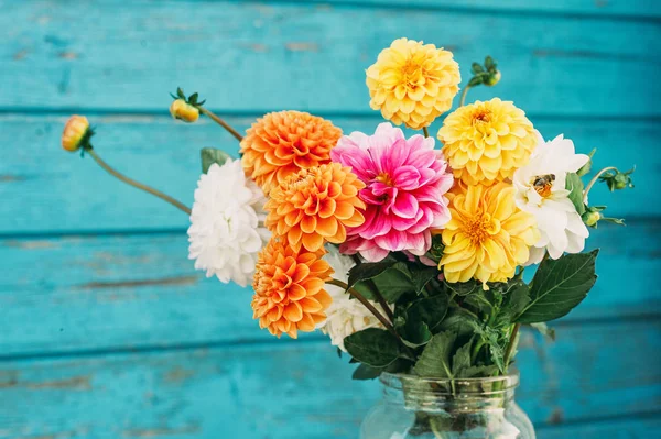 Höst Blommor Glasburkar Stående Bordet Utanför — Stockfoto